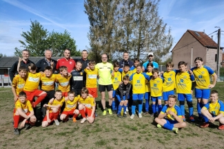 Vlaams minister van Sport Ben Weyts trok een scheidsrechterstruitje aan om een wedstrijdje tussen de U11-ploegen van FC Dworp en KHO Huizingen in goede banen te leiden. — © ssj