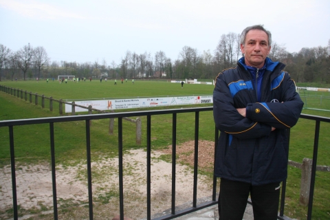 Eric De Greef van voetbalclub KHO Huizingen stelt vast dat de inkomsten van de kantine in deze coronatijden dalen. — © ssj