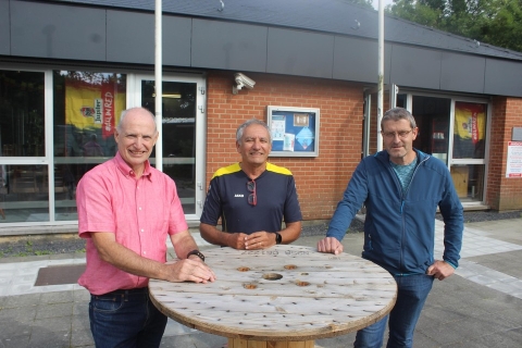 Sportschepen Eddy Deknopper, clubsecretaris Eric De Greef en bestuurslid Kurt Deneyer zijn tevreden over de renovatiewerken. — © ssj